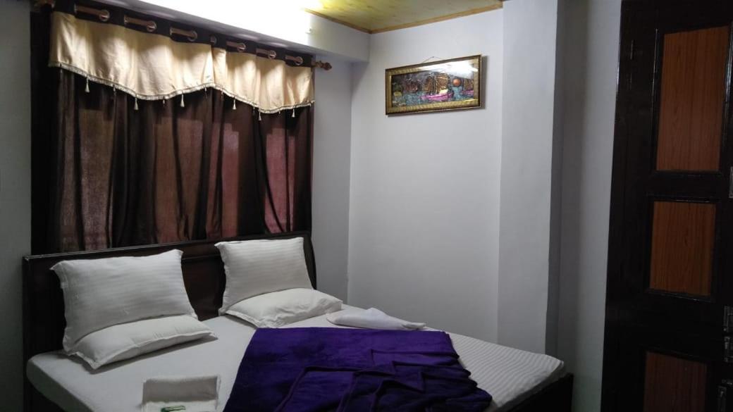Hotel Debbhumi Regency Sāngla Esterno foto